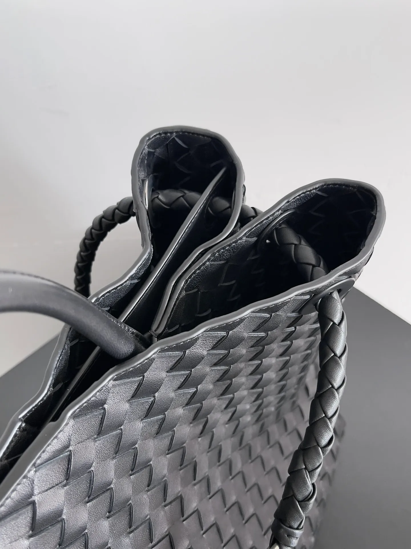 Batch 3760 Recently, the same style of bag that celebrities love is both high-end and practical. Michelle Yeoh, Kim Namjoon, Jing Boran, Tong Liya, Sun Qian, Wu Qianyu, Du Juan, Ma Yili and Bai Baihe are all carrying Bottega Veneta summer series Andiamo handbags. Andiamo has a simple structure and rounded lines. The whole piece is made of Nappa leather. It is comfortable, soft and dynamic. It adds interest to daily life and can be easily matched with various styles. Andiamo handbags are available in three sizes: small, medium and large. There are many colors to choose from, which can meet different needs. You can really carry it whether it is daily or attending events. Style number: 743575 Size: 45*22*34cm
